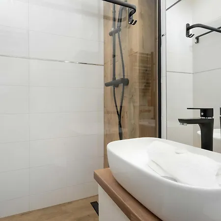 Апартаменты Elegant In Center With Desk And Air Conditioned Living By Renters Вроцлав