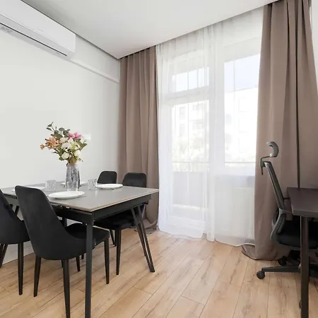 Апартаменты Elegant In Center With Desk And Air Conditioned Living By Renters Вроцлав