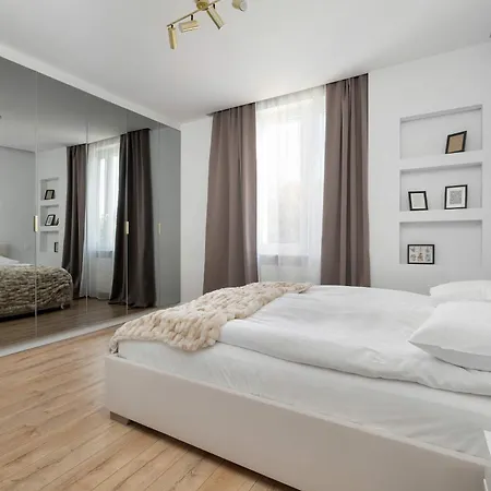 Elegant In Center With Desk And Air Conditioned Living By Renters *