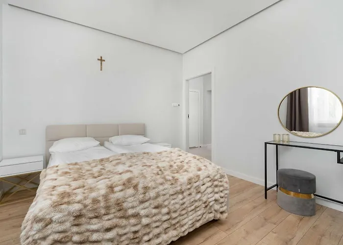 Elegant In Center With Desk And Air Conditioned Living By Renters * فروتسواف