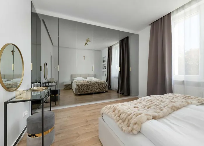 Elegant In Center With Desk And Air Conditioned Living By Renters شقة فروتسواف