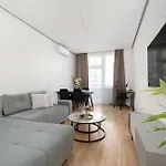 Elegant In Center With Desk And Air Conditioned Living By Renters דירה *