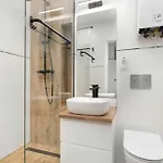 Elegant In Center With Desk And Air Conditioned Living By Renters דירה *