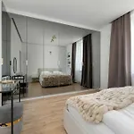 Elegant In Center With Desk And Air Conditioned Living By Renters דירה ורוצלב