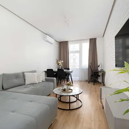 Elegant In Center With Desk And Air Conditioned Living By Renters شقة *