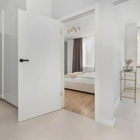 Апартаменты Elegant In Center With Desk And Air Conditioned Living By Renters