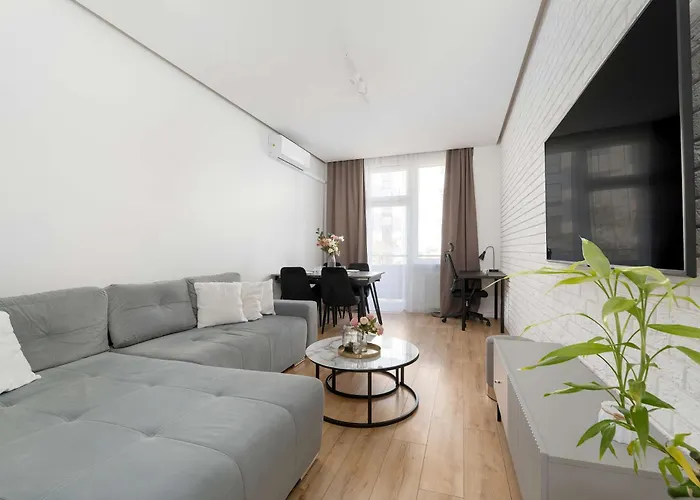 Elegant In Center With Desk And Air Conditioned Living By Renters 아파트 *