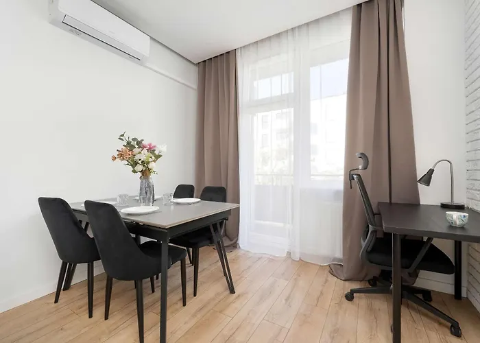 아파트 Elegant In Center With Desk And Air Conditioned Living By Renters 브로츠와프