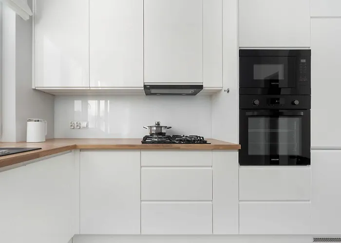 Elegant In Center With Desk And Air Conditioned Living By Renters 아파트