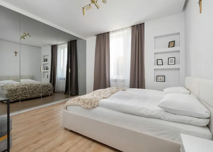 Elegant In Center With Desk And Air Conditioned Living By Renters *